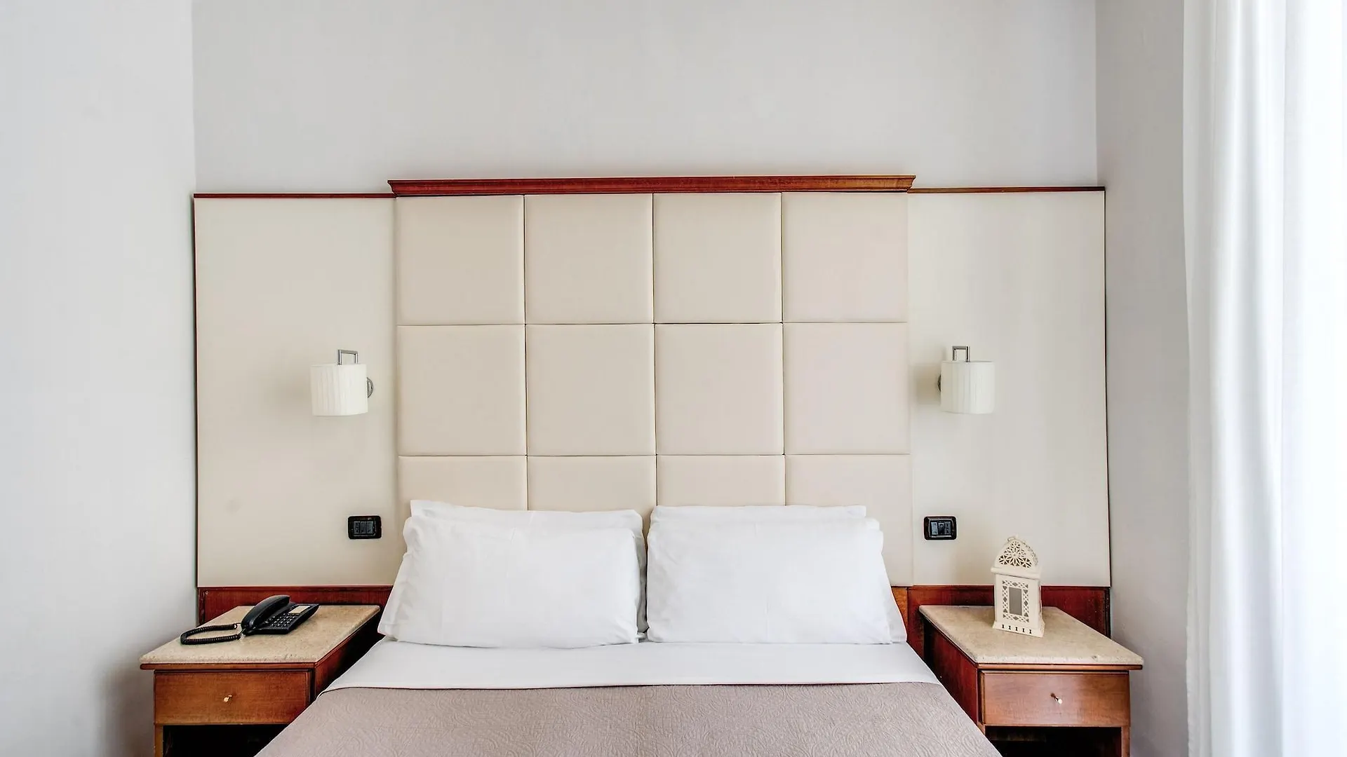 Hotel Garibaldi Naples 3*,