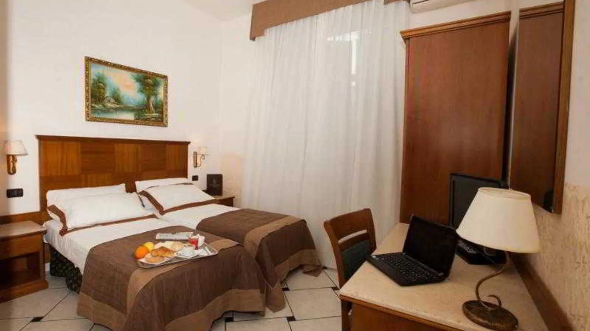 Hotel Garibaldi Naples 3*,